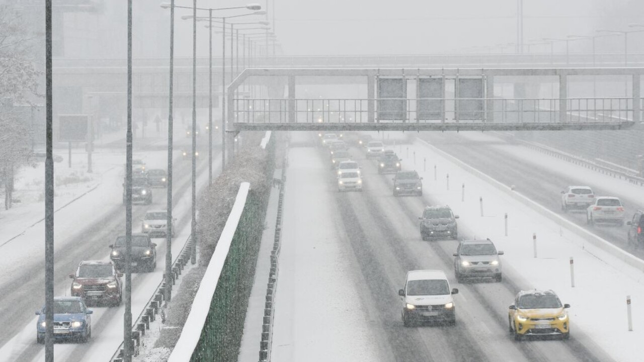 Do rána nasneží, meteorológovia varujú aj pred závejmi