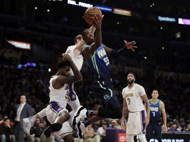 NBA: Lakers pretrhli víťaznú sériu, doma podľahli Dallasu