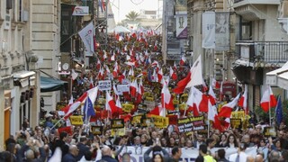 Okamžite odstúpte, žiadali tisíce ľudí maltského premiéra