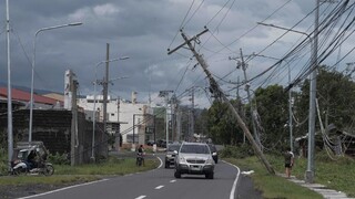 Kammuri zaplavil dediny a ničil domy. Postupne stráca na sile