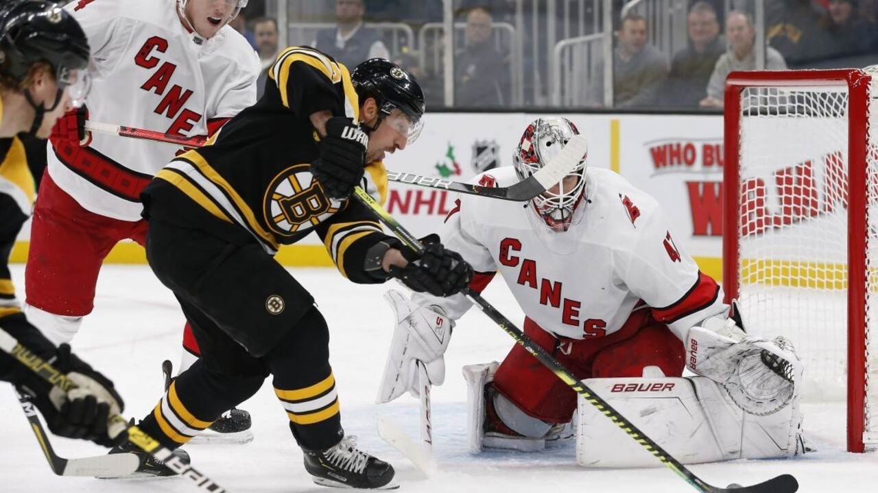 NHL: Boston natiahol šnúru víťazstiev, Halák s čistým kontom