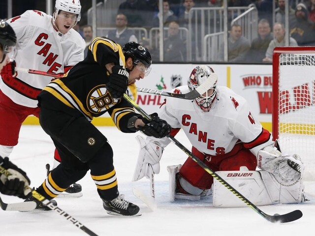 NHL: Boston natiahol šnúru víťazstiev, Halák s čistým kontom