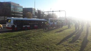 V Prahe sa zrazili autobusy, hlásia desiatky zranených