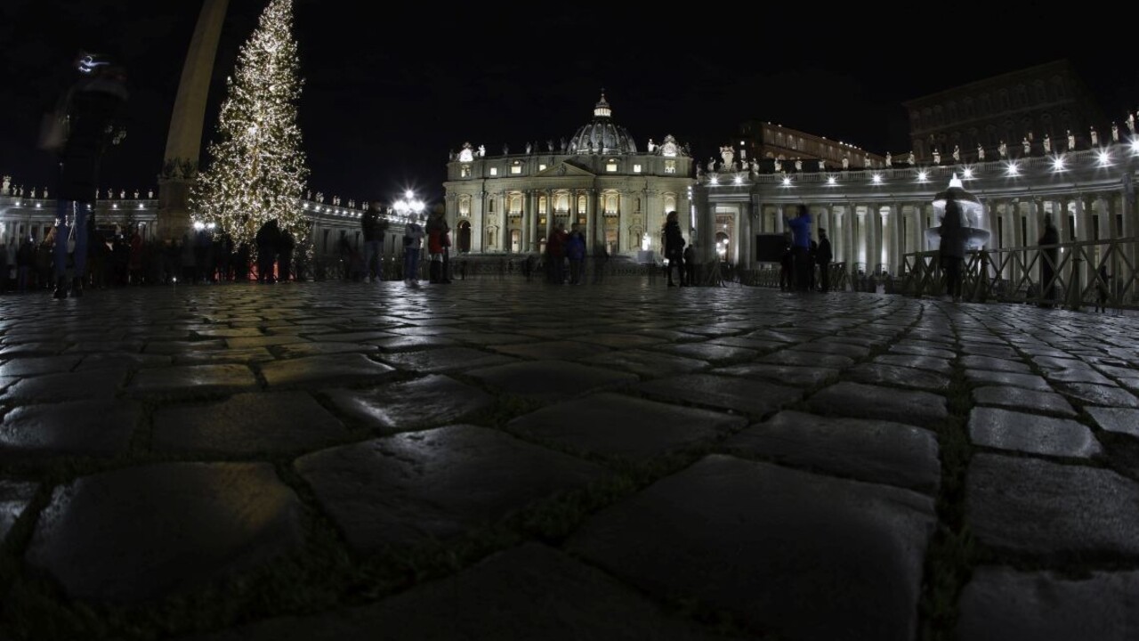 Vo Vatikáne rozsvietili vianočný stromček, venovali ho deťom