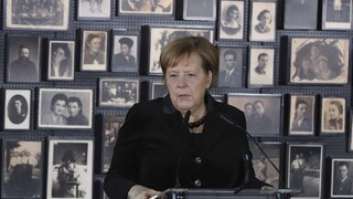 Merkelová navštívila Osvienčim, za Nemecko darovala milióny