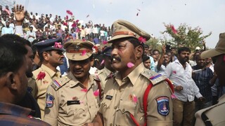 Policajti zastrelili údajných vrahov veterinárky, dav ich oslavoval