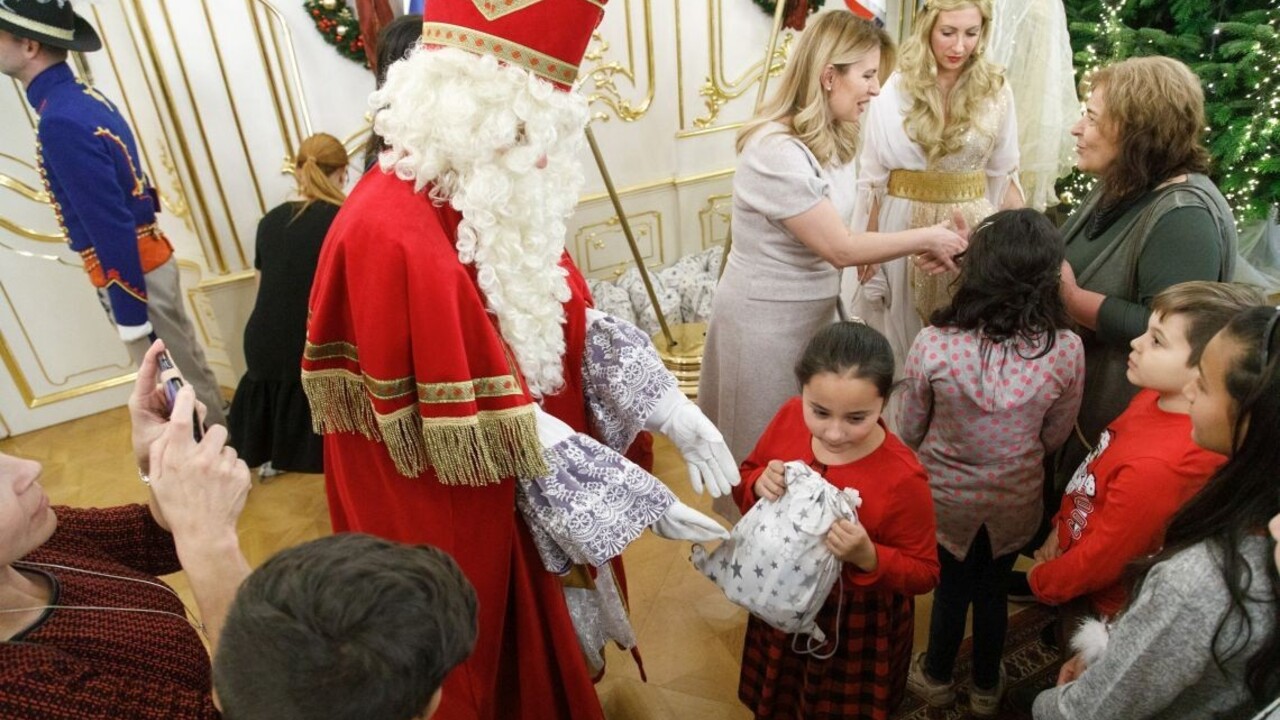 Fotogaléria: Čaputová prijala v paláci deti, prišli i Mikuláš s čertom