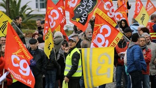 Protesty vo Francúzsku pokračujú, spôsobujú značný dopravný chaos