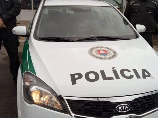 V Košiciach vyčíňal muž s nožmi, policajti museli strieľať