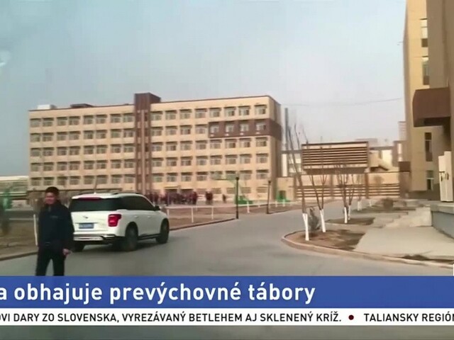 Peking obhajuje tábory pre Ujgurov, spustil vládnu kampaň