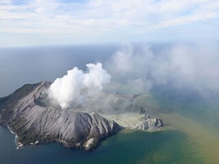 Nikto, kto zostal na sopečnom ostrove, erupciu zrejme neprežil