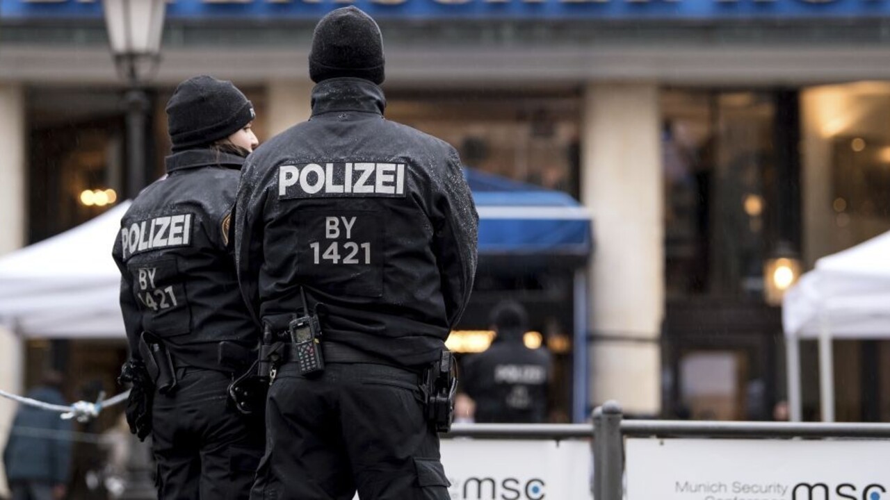 Policajta na mníchovskej železničnej stanici napadol ozbrojenec
