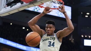 NBA: Milwaukee Bucks natiahli víťaznú sériu, Grék dal 32 bodov