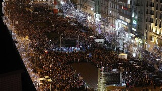 Protest v Prahe proti Babišovi začal minútou ticha za obete streľby