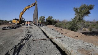 Trump chcel postaviť hraničný múr za peniaze vojakov. Neuspel