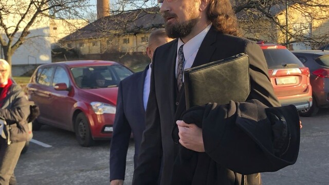 Rostas sa postavil pred sudcu, byť obžalovaný považuje za česť