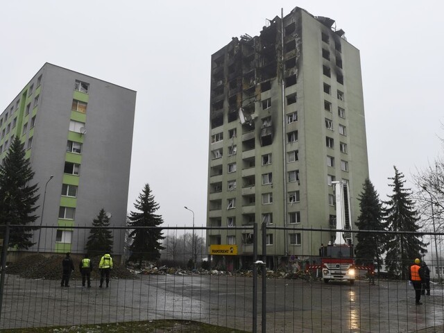 Ľuďom zo zničenej bytovky rozdelia peniaze, ruinu stráži polícia