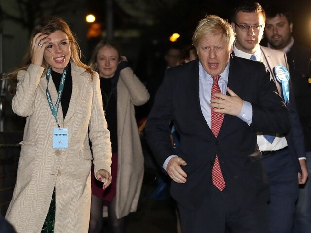 Veľký triumf, vnesie jasno do brexitu. Politici reagovali na voľby
