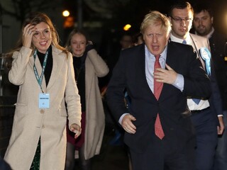 Veľký triumf, vnesie jasno do brexitu. Politici reagovali na voľby
