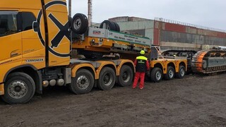 Veľký demolačný stroj smeruje k prešovskej bytovke. Takto vyzerá