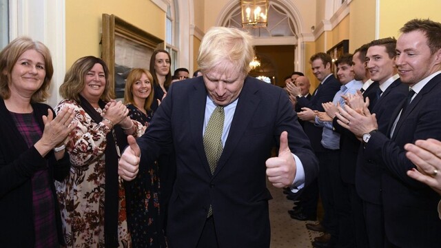 Spočítali všetky hlasy, Johnsonovi konzervatívci majú 365 kresiel