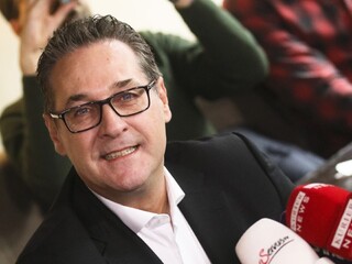 Bývalého vicekancelára Stracheho vylúčili z radov FPÖ