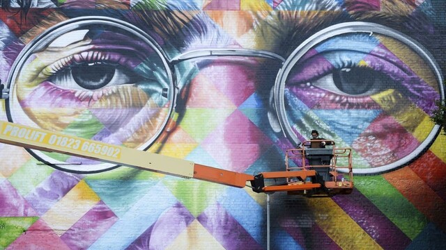 Vraj ich nosil iba pre výzor. Vydražili Lennonove typické okuliare