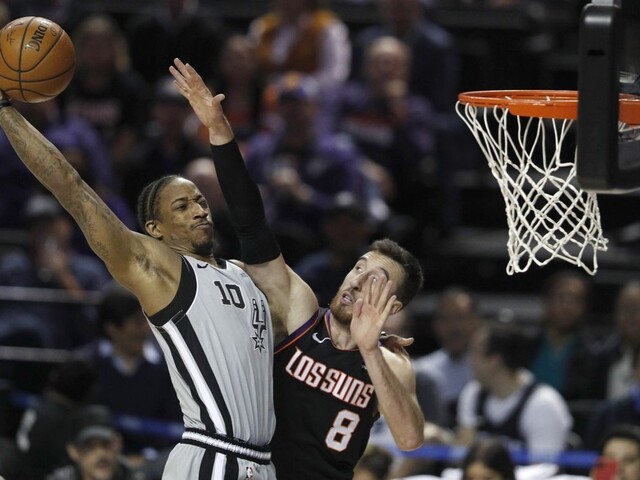 NBA: Bucks natiahli sériu, San Antonio vytvorilo ligový rekord