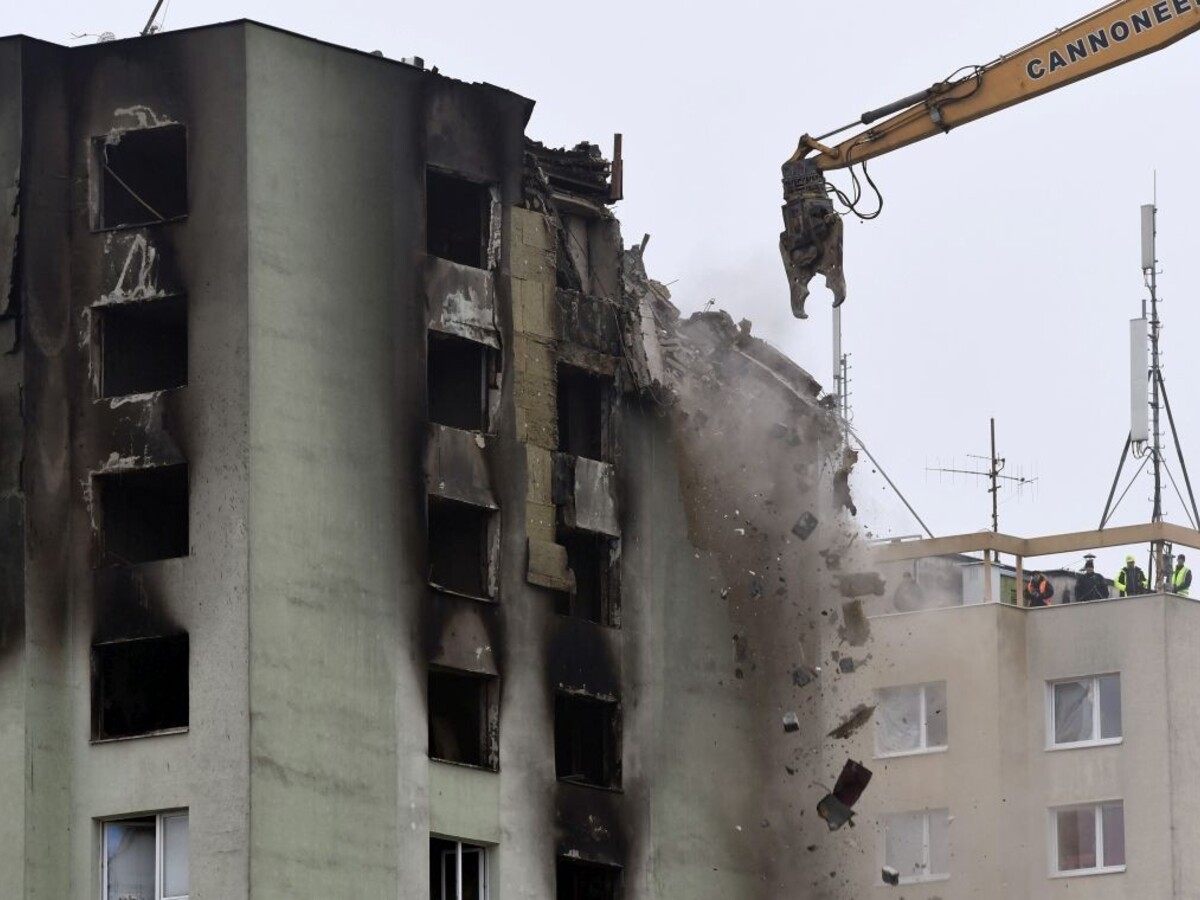 Demolačný stroj začal búrať zničenú bytovku, okolie evakuovali