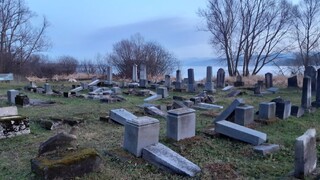Fotogaléria: Zničili desiatky židovských hrobov na Orave