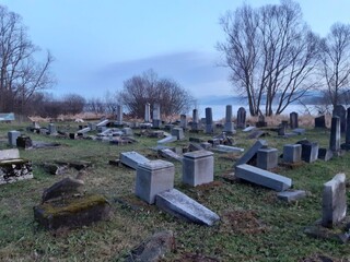 Fotogaléria: Zničili desiatky židovských hrobov na Orave