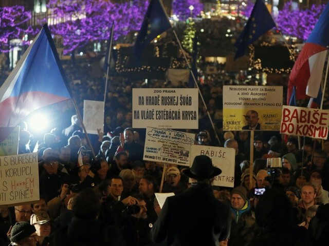 V Prahe protestovali proti Babišovi, ten zatiaľ rokoval so Zemanom