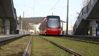 Električky z Karlovej Vsi už premávajú, podľa Valla sú tichšie