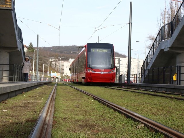 Električky z Karlovej Vsi už premávajú, podľa Valla sú tichšie