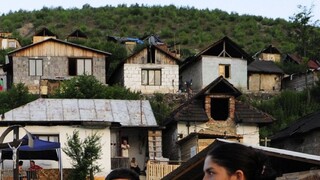 Chlapci z osady dobili staršiu ženu, na miesto činu sa vrátili