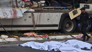Po zrážke kamióna a autobusu hlásia mŕtvych, zahynuli aj deti