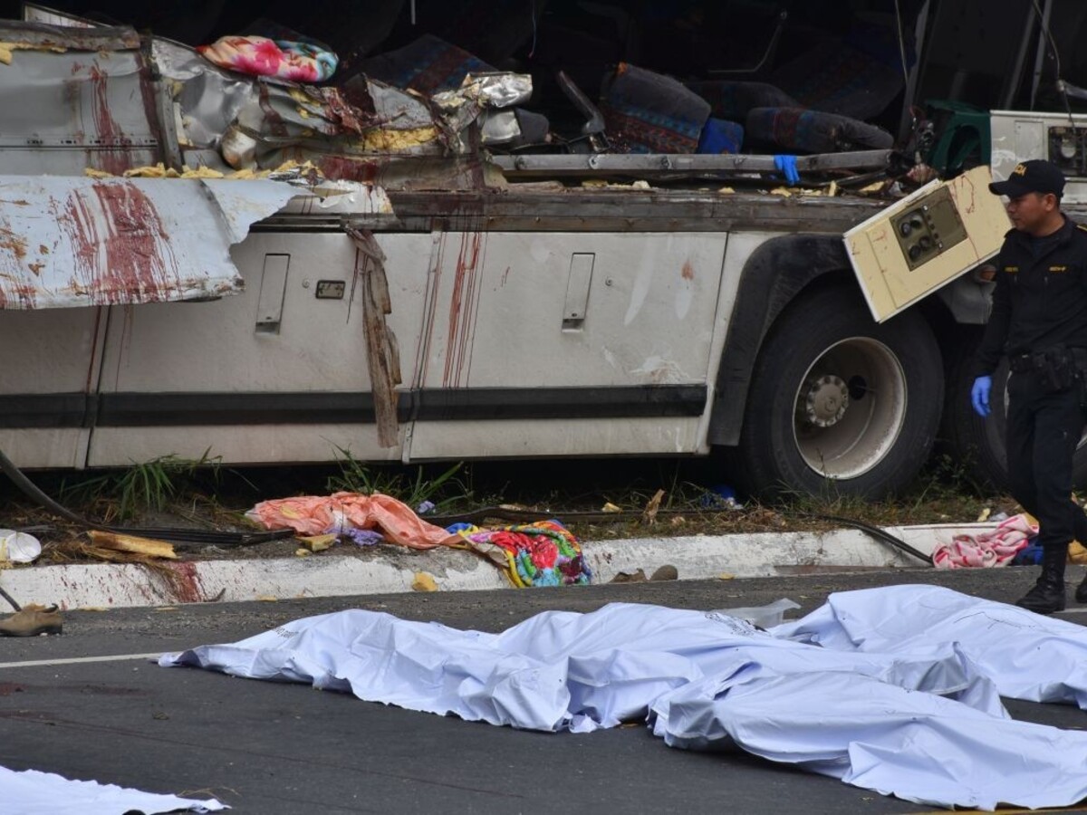 Po zrážke kamióna a autobusu hlásia mŕtvych, zahynuli aj deti