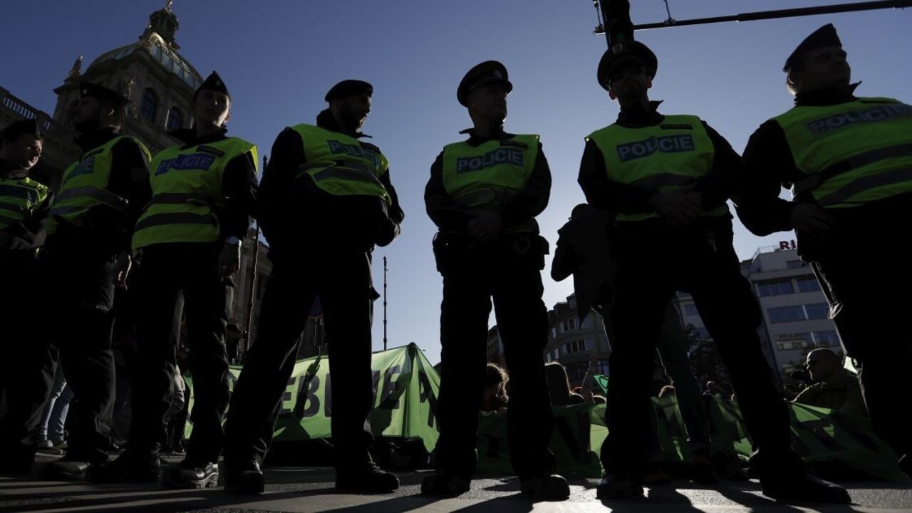 Muž v Česku po hádke narazil autom do ľudí, mal v sebe drogy i alkohol