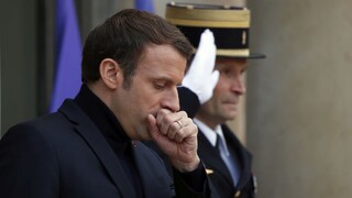 Macron chce presvedčiť demonštrantov, vzdá sa dôchodku