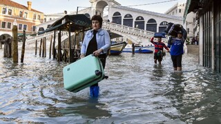 Benátky sú opäť pod vodou, záplavy vystrašili turistov