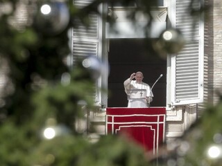 Pápež odslúži polnočnú omšu v Bazilike svätého Petra