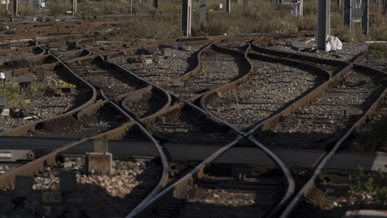 V Prahe sa zrazil vlak s autom, museli vyslobodiť desiatky ľudí