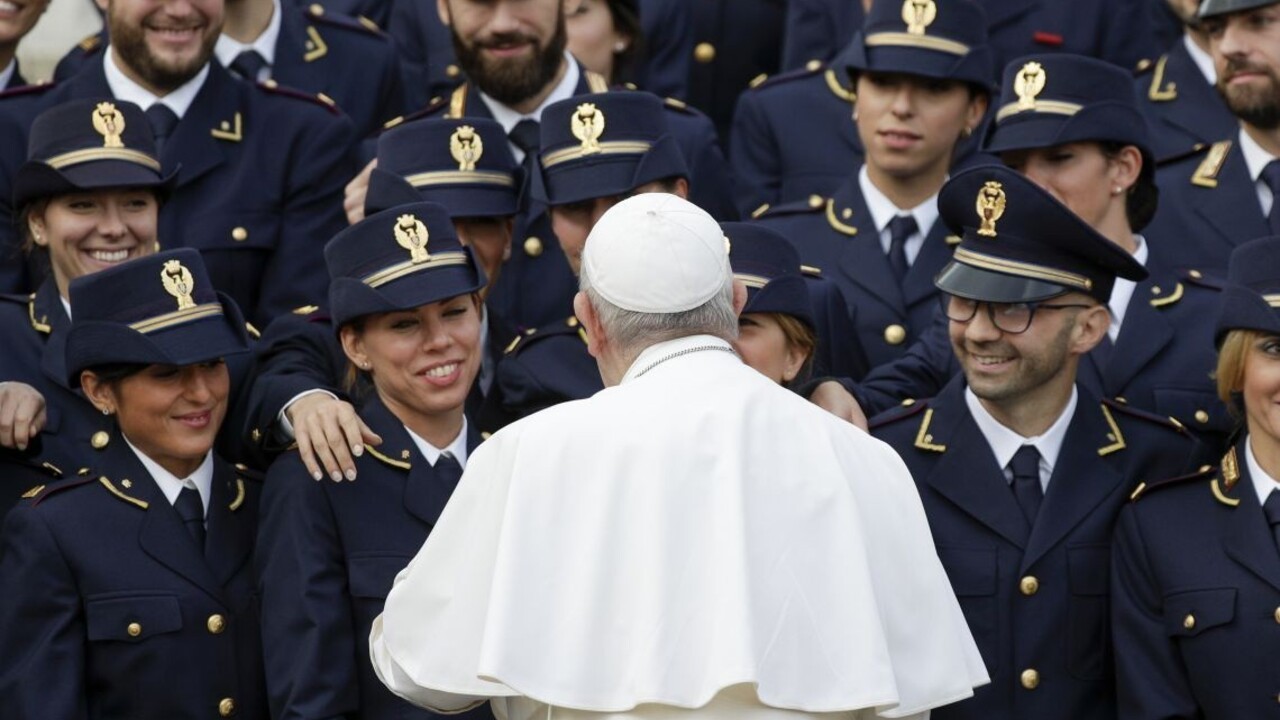 Inšpirácia seriálom? Turista v odeve pápeža napadol policajtov