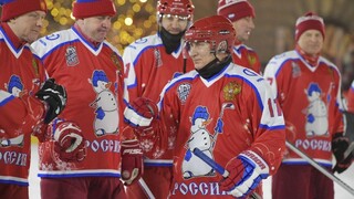 Putin si zahral hokej s bývalými hviezdami, jeho tím zvíťazil