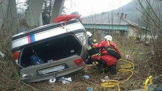 Hrozivá nehoda na Liptove. Auto s dvoma deťmi spadlo z mosta