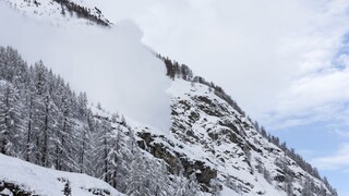 Hlavnú úlohu hrá sneh. Na horách platí zvýšená lavínová hrozba