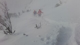 Turistom pomohli záchranári, uviazli v doline s malým dieťaťom