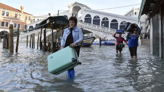 Benátky sú v kríze, pre vodu prichádzajú o turistov i milióny eur