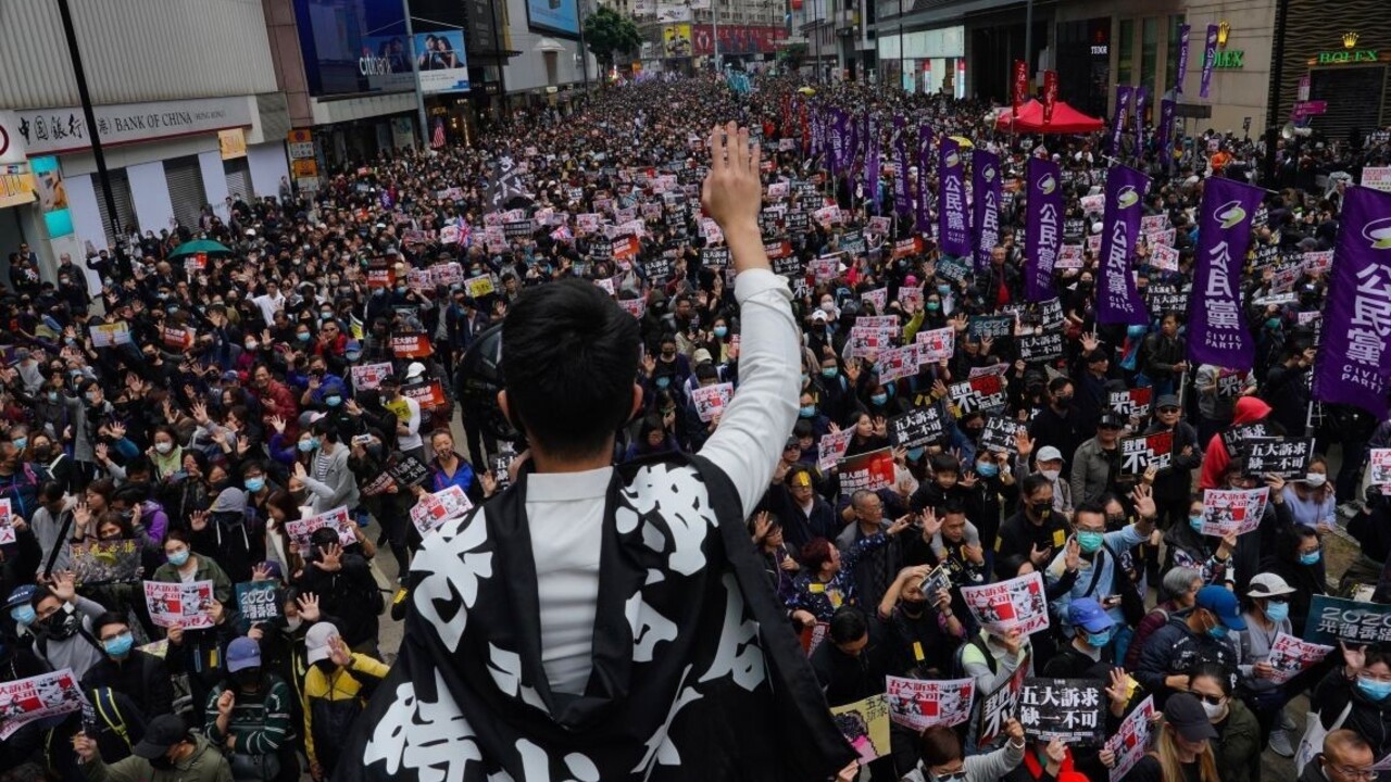Ulicami Hongkongu sa valil miliónový dav, protest skončil násilím