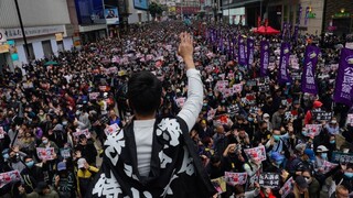 Ulicami Hongkongu sa valil miliónový dav, protest skončil násilím